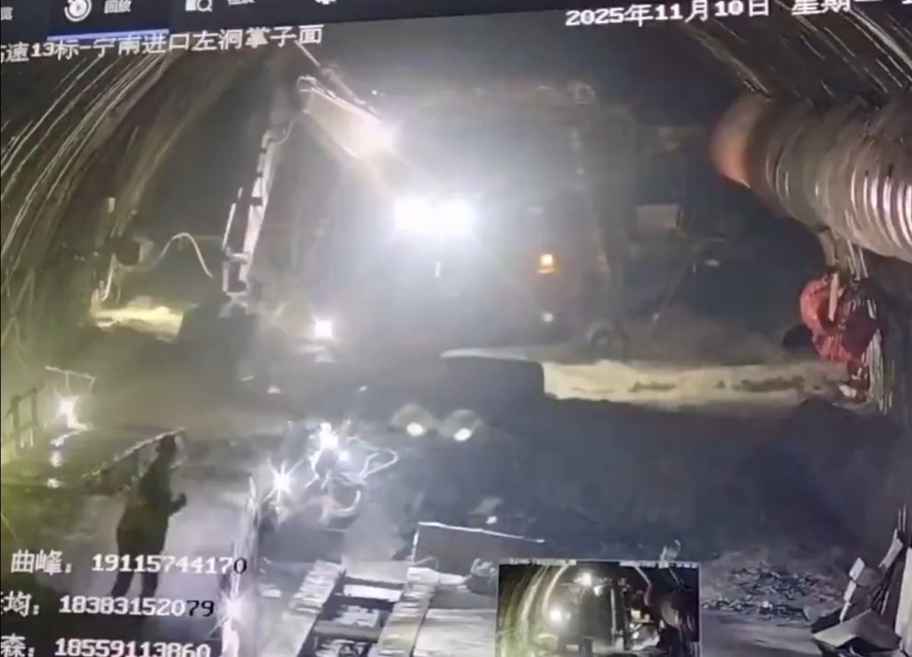 四川隧道地盤湧入「洪水」，工人迅速逃命。  