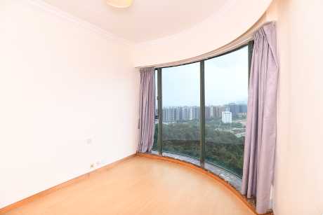 主人套房寬敞實用,設有弧形大窗。