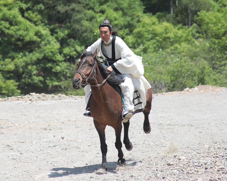 譚俊彥親身上陣騎馬。(劇照)