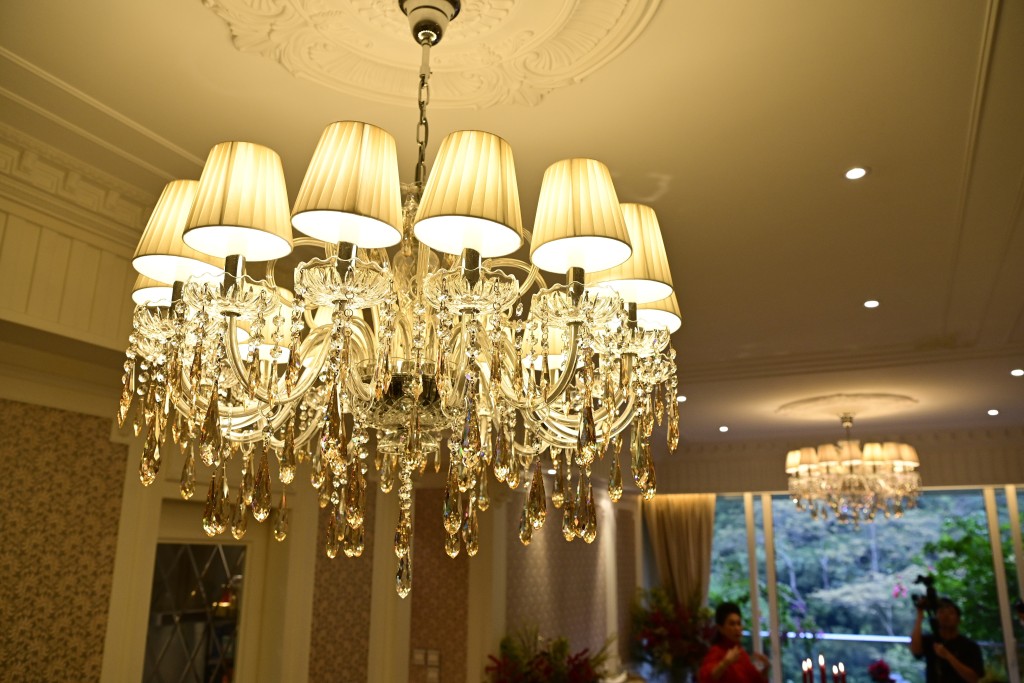 王玉環家中飯廳及客廳都用水晶吊燈，貴氣逼人。