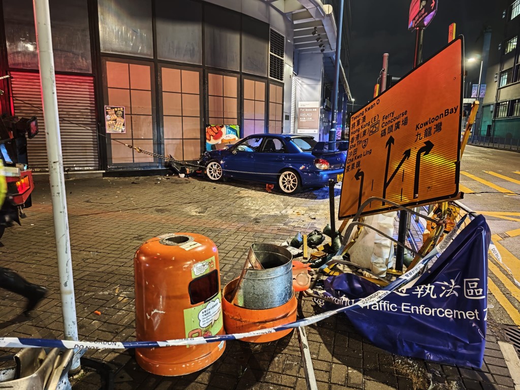 路邊的垃圾桶及路牌被撞毀。蔡楚輝攝 路邊的垃圾桶及路牌被撞毀。蔡楚輝攝