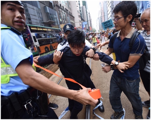 黃之鋒與警員拉扯。