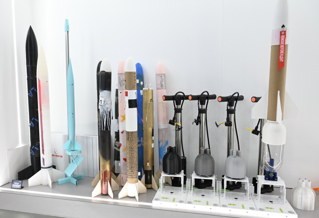 Space Hub 展示了多款學生製作的實驗用火箭。其中最左側的黑色火箭，是學生在青海省冷湖實驗室參加「U18 全球青少年火箭發射挑戰賽」時製作的，也是首支由香港學生使用固體燃料（即火藥）推動的火箭。