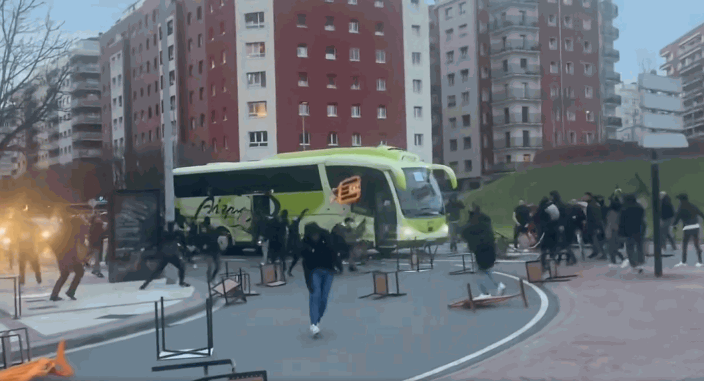 皇蘇激進派球迷在巿區街上襲擊載有羅馬球迷的專用旅遊巴。網上圖片