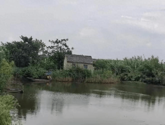 魚塘屋作淫窩案，涉案的18名被告，大都是住在村裡的孤寡老人。 示意圖