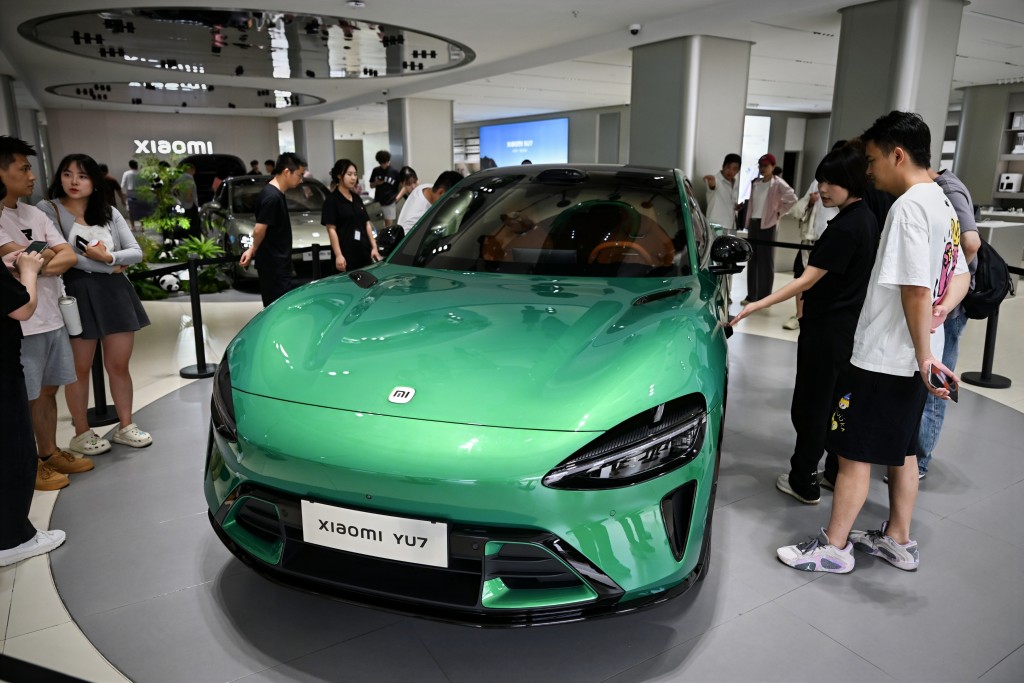 在北京一家小米汽車門店,新發佈的小米YU7汽車受消費者關注。中新社 在北京一家小米汽車門店,新發佈的小米YU7汽車受消費者關注。中新社