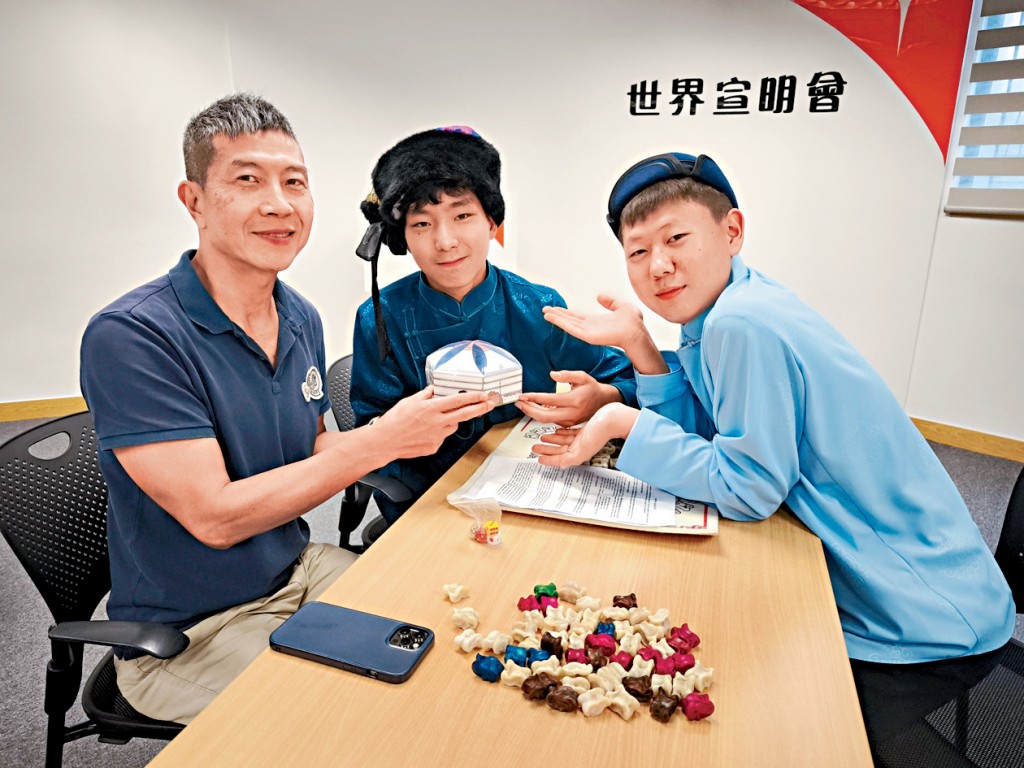 張力耘(左)今年8月首次與Telmen(中)見面,二人一見如故。