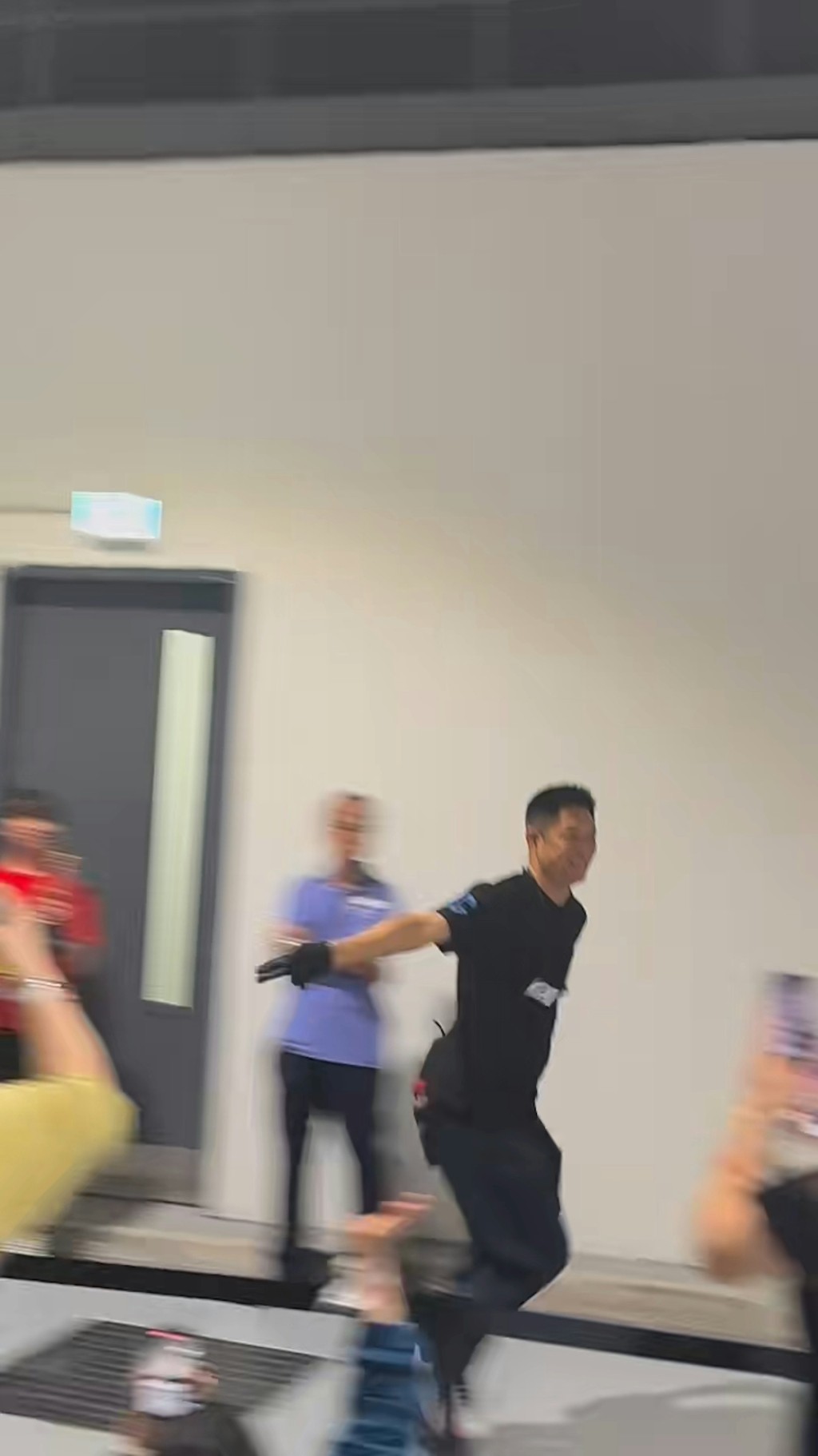 楊證樺近日為謝霆鋒演唱會擔任保安工作,成為台下另類焦點。 楊證樺近日為謝霆鋒演唱會擔任保安工作,成為台下另類焦點。