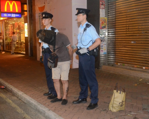 警方於深水埗截查一輛私家車，搜出3.3萬元冰毒。