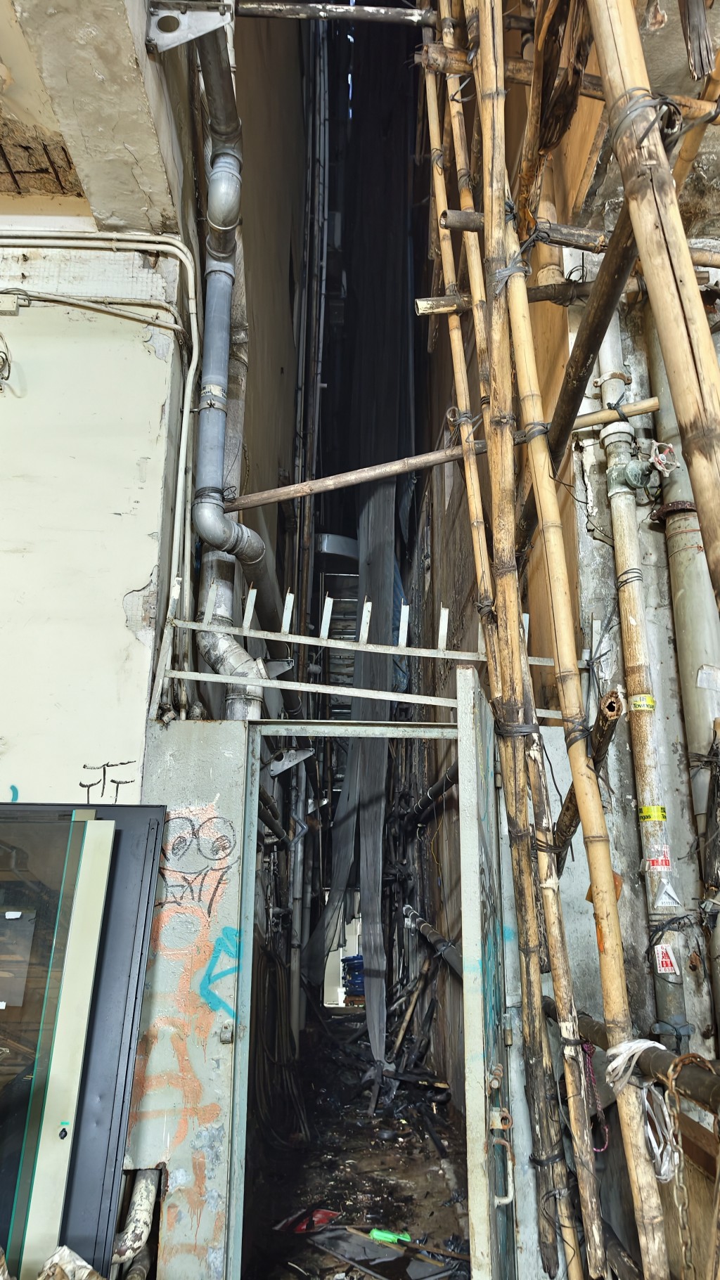 救援人員在大廈的冷氣機喉管發現墮樓男子。黃文威攝 救援人員在大廈的冷氣機喉管發現墮樓男子。黃文威攝