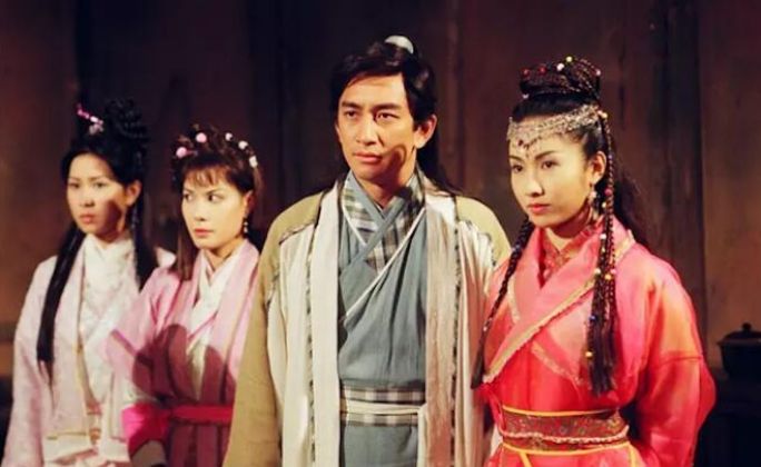 黎姿90年代开始兼拍电影剧，曾在《倚天屠龙记》中饰演赵敏。