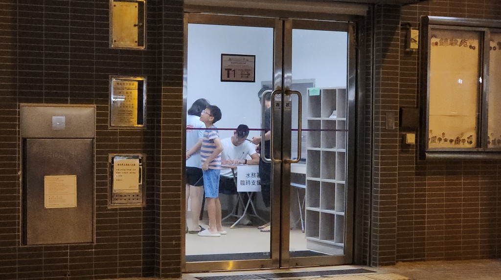 水務署在屋苑管理處擺設臨時支援站，供住戶登記，以待安排稍後清洗水錶水喉。