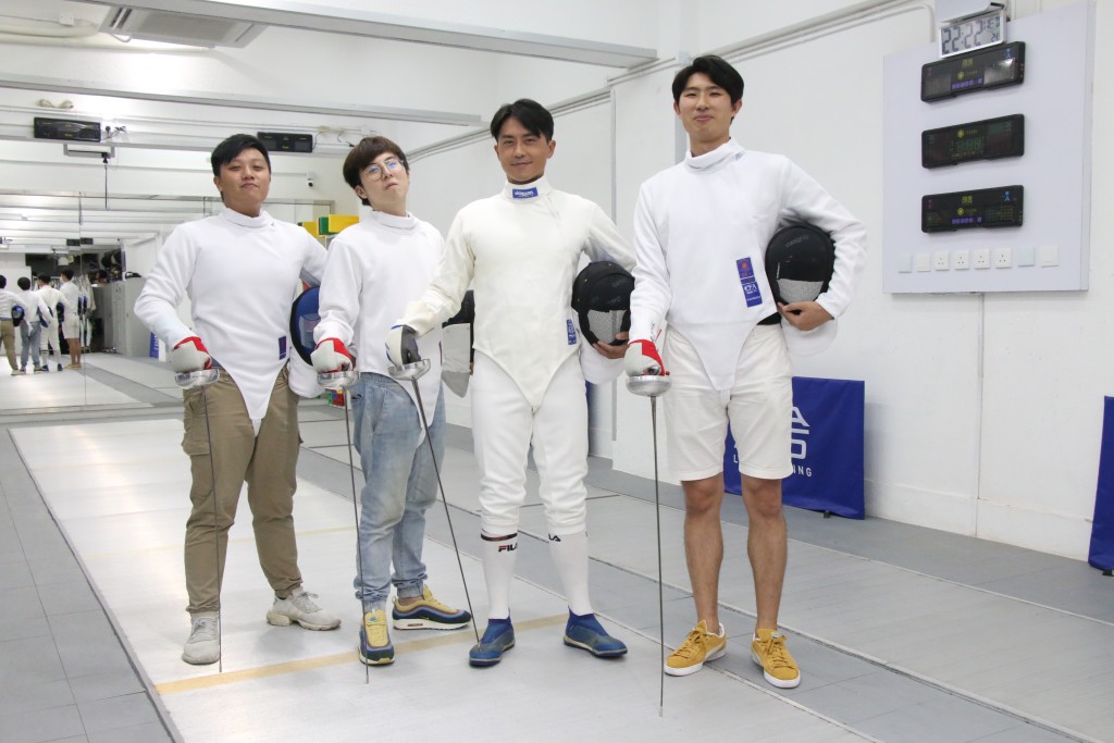 劍擊「ERROR」森美跟3位換上劍擊服上衣嘅《與星有個約會-森美親自教玩劍擊》幸運兒變身劍擊「ERROR」。