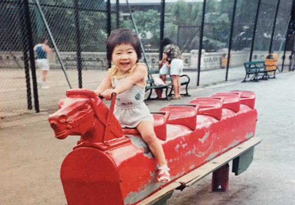 她自小已很愛笑，去公園放電玩騎馬仔，已足以令她開心大半天。