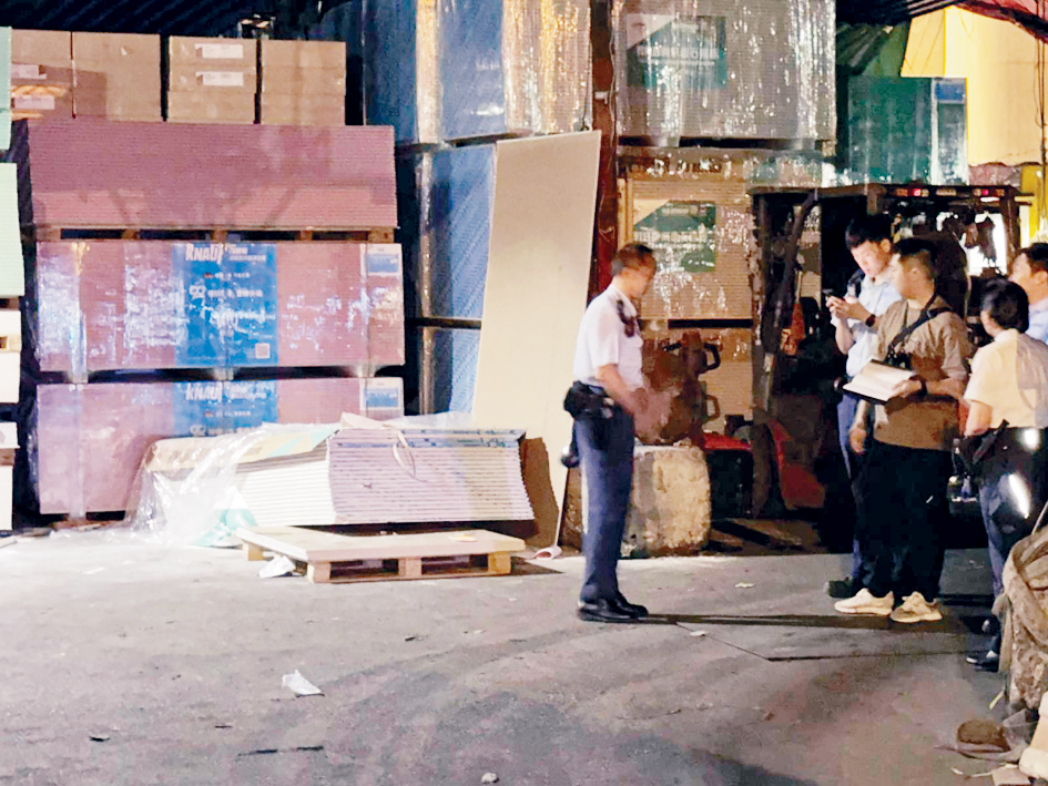 中年男工人遭石膏板壓斃，警員封鎖現場調查。