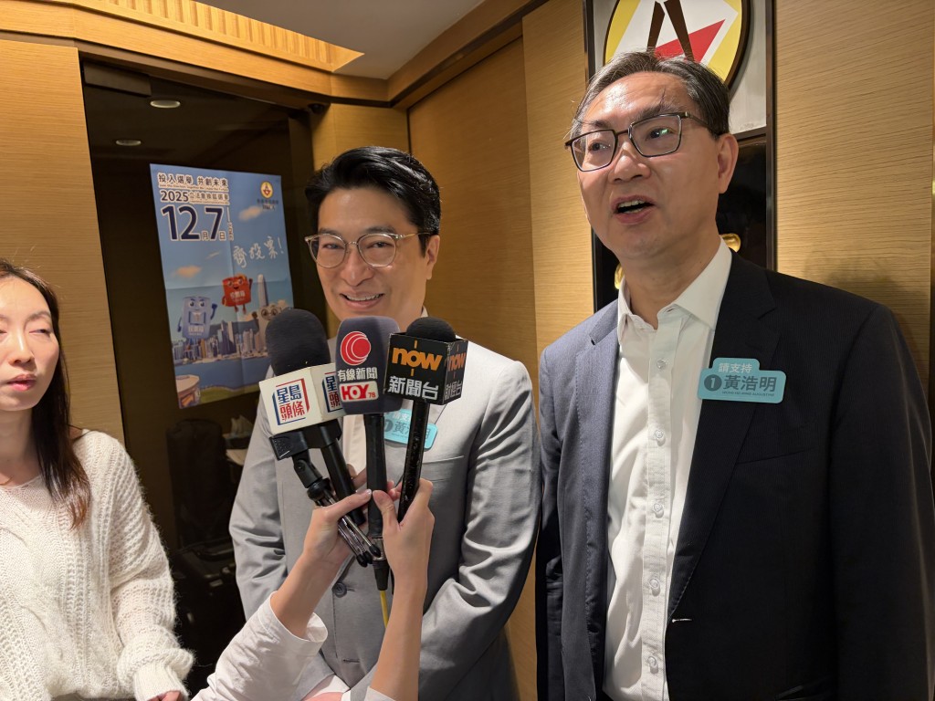 黃浩明獲老闆、恒地主席李家誠(中)現身支持。