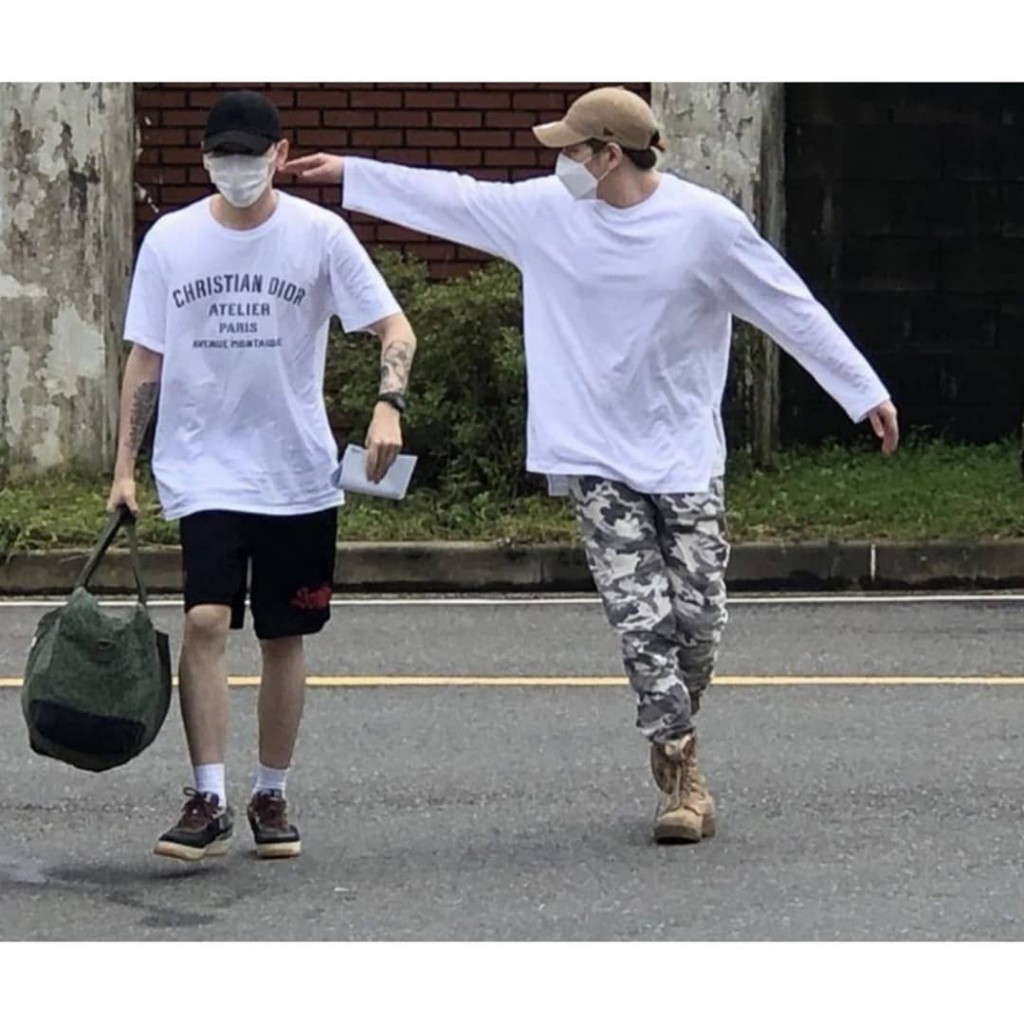 Zico(左)在哥哥陪伴入營。