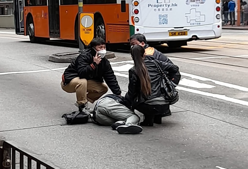 男子捱撞倒地，途人幫手救人。fb：馬路的事討論區