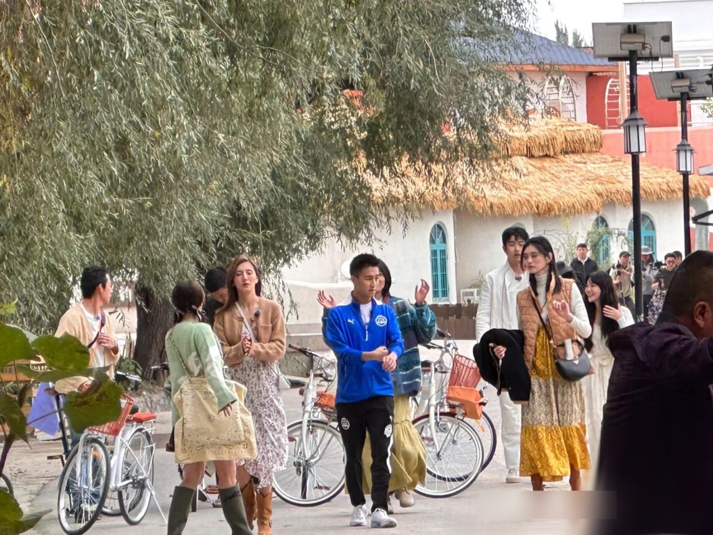 内地真人骚《爱的修学旅行》近日到新疆拍外景。