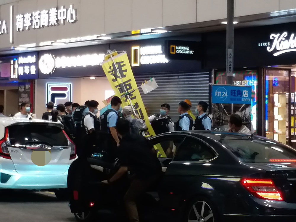 「旺角鳩嗚團」昨日疑展示煽動字眼橫額，4名成員被捕。網上圖片