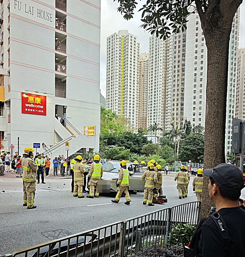 消防將被困司機救出。網圖