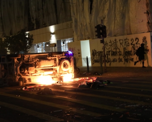 示威者放火燒車。