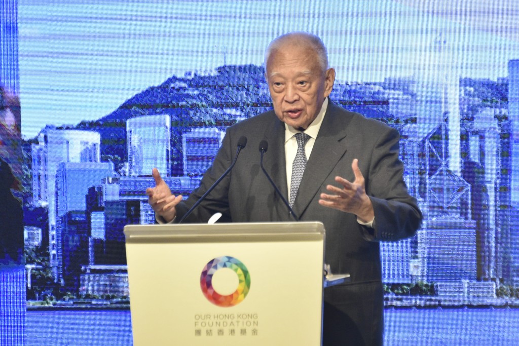 時任特首董建華曾在南亞海嘯期間致電林超英。 時任特首董建華曾在南亞海嘯期間致電林超英。