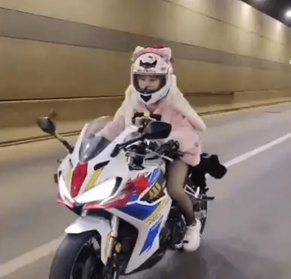 「安安」和「小娇妻」以萌样装扮骑电单车出游闻名。