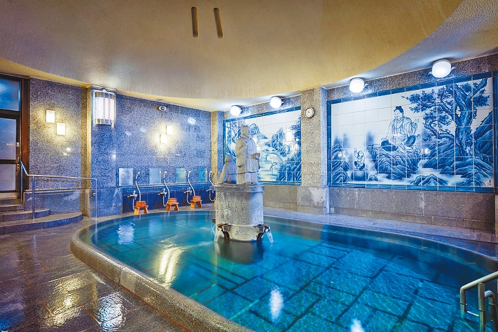 神之湯的女性浴場,以陶板壁畫及巨大「湯釜」最受注目。