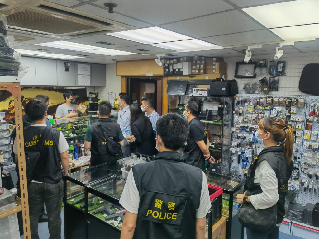 跨部門巡查旺角多間售賣氣槍的店鋪。