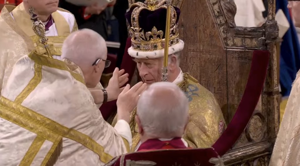 查理斯戴上加冕專用的聖愛德華皇冠。