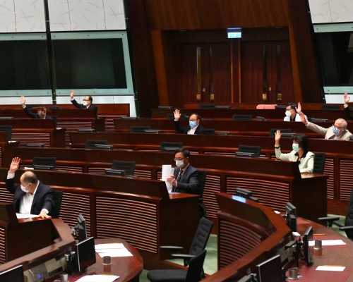 立法會通過修訂附屬法例,豁免大廈部分小型設施免清拆。