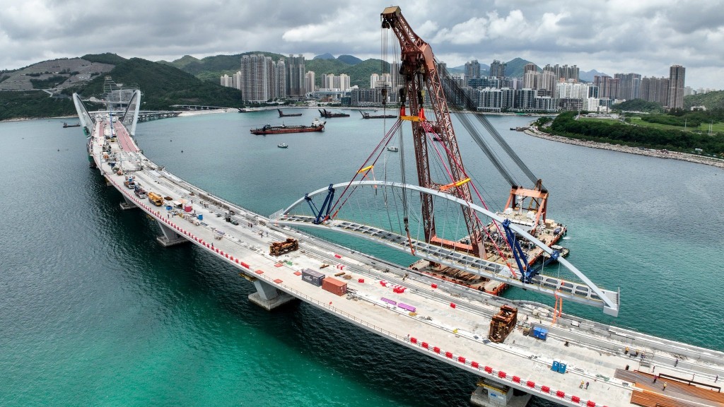 起重船將南橋吊離跨灣連接路。發展局fb