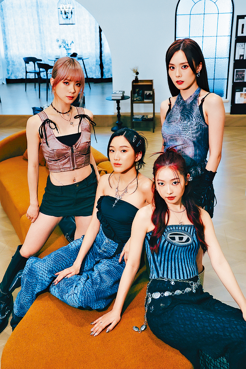 VIVA四位成員:(左起)ValC、Carina、Macy(後排)及Ada(前排)。