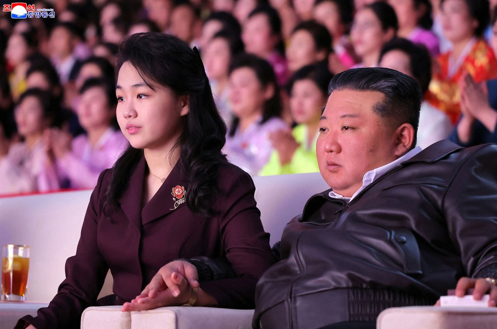 2026年3月8日，北韓領導人金正恩（右）及其女兒金主愛（左）在平壤體育館觀看紀念國際婦女節的演出。法新社