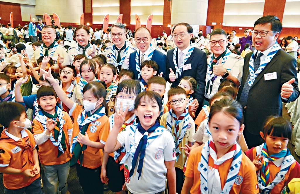 政制及内地事务局局长曾国衞（后排中）、中联办青年工作部部长张志华（后排右三）和香港童军总会香港总监黎伟生（后排左三）等童军代表带领小童军承诺「对国家尽责任」。