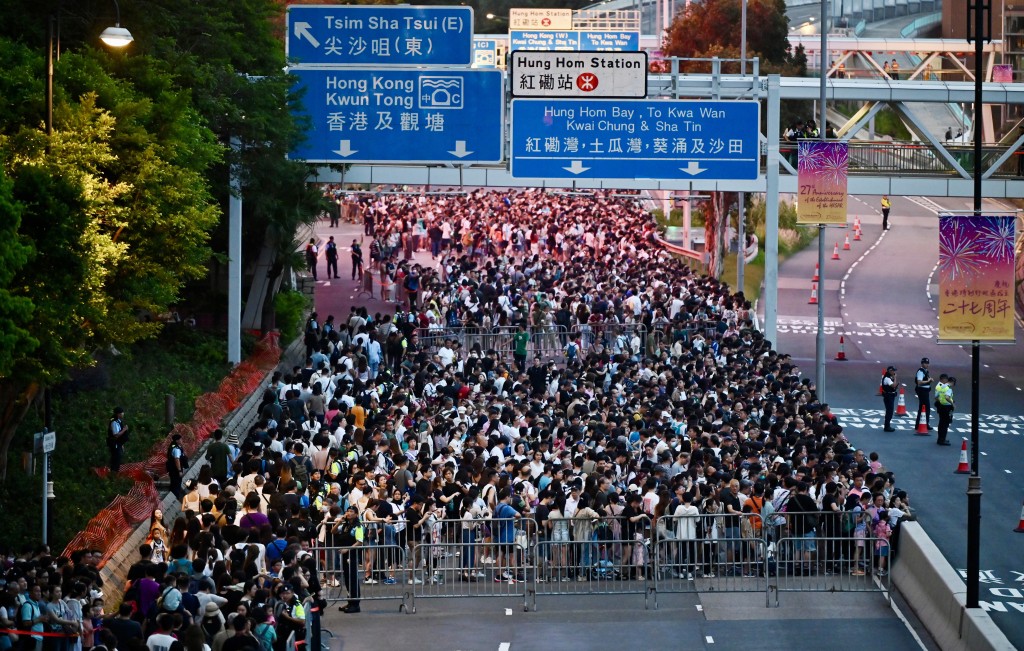 警方在尖东封路，方便市民观看汇演。钟健华摄