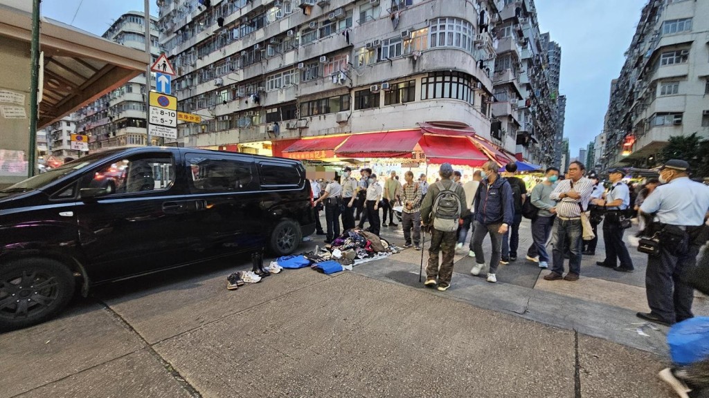 食环署连同警方连日在深水埗打击无牌贩卖。政府新闻处
