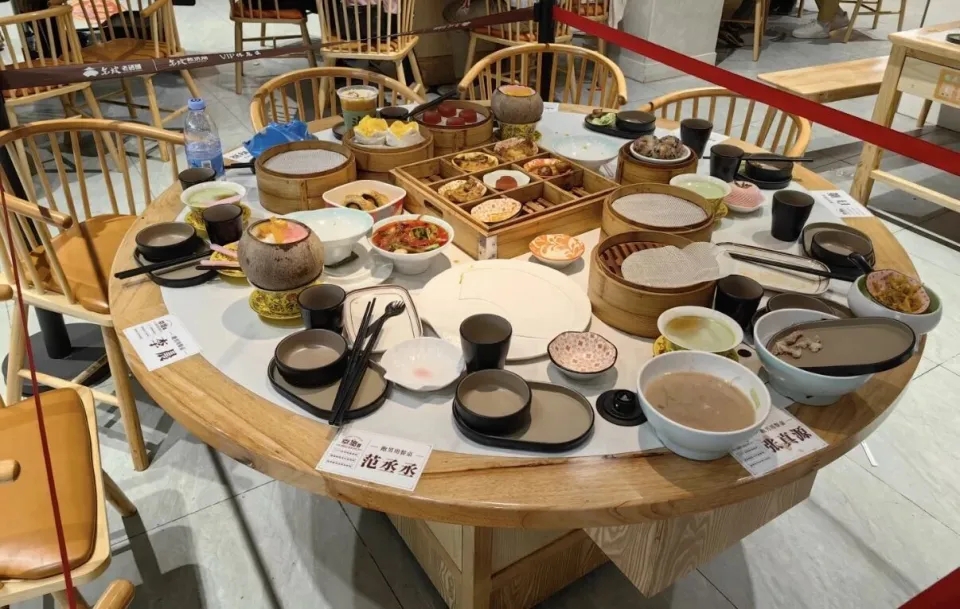 海口餐廳保留明星剩飯吸客惹議。 海口餐廳保留明星剩飯吸客惹議。