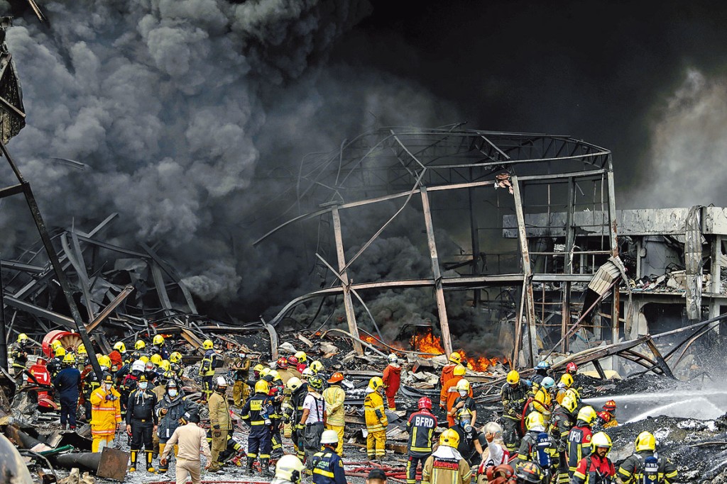 大批消防员在化工厂扑救。　