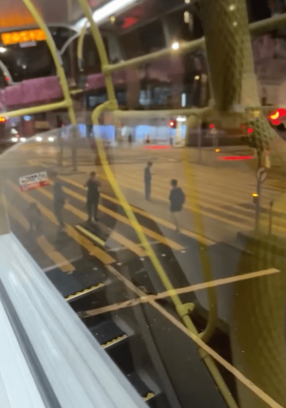 男子跑至斑馬線後與多友男子會合。Facebook 車Cam L(香港群組)影片截圖 男子跑至斑馬線後與多友男子會合。Facebook 車Cam L(香港群組)影片截圖