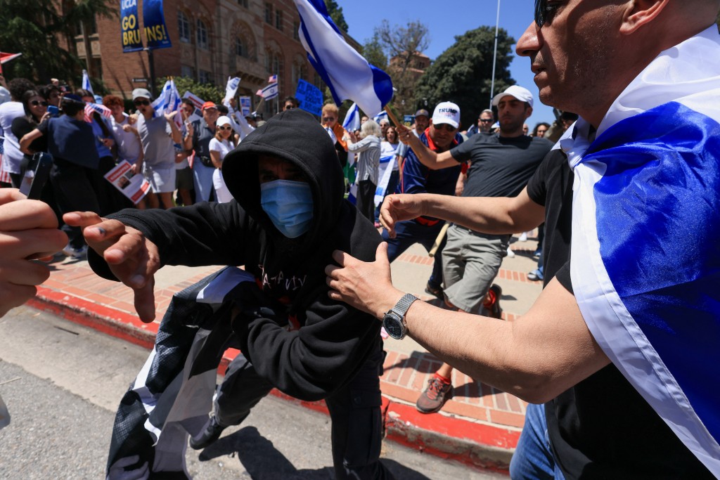 UCLA两派示威者爆肢体冲突。路透社