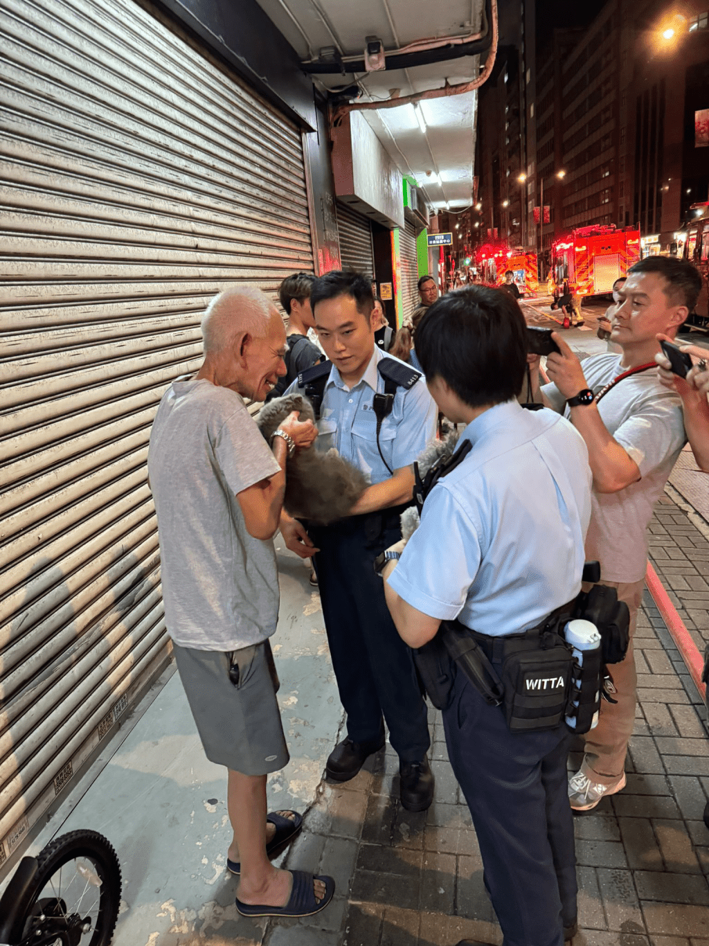 消防在同层其他单位内救出一名老翁，以及他饲养的1只猫及1只狗。