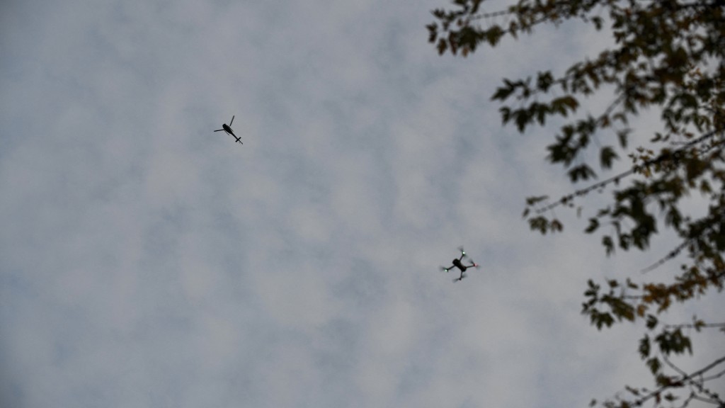 直升机和无人机飞越缅因州里斯本上空。 路透社