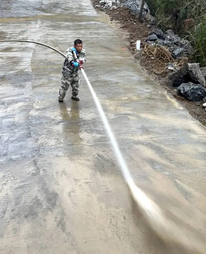 韶關大竹山村村民花了9天沖洗20公里道路，歡迎遊子回家過年。抖音＠遼思河