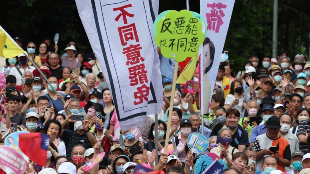 台灣綠營推動的最大規模罷免案以全敗告終。中時