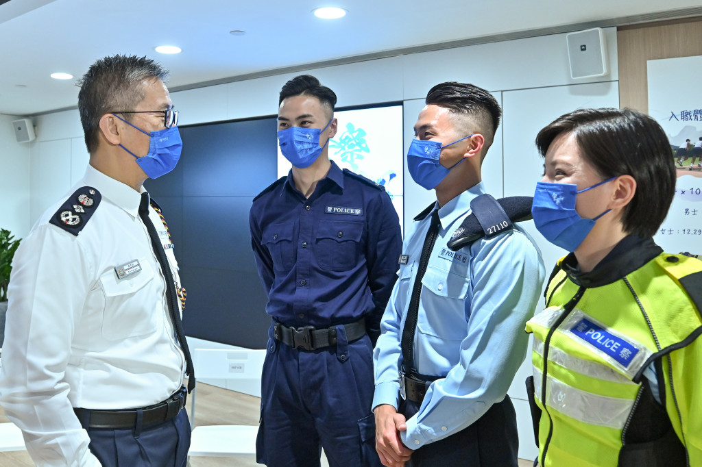 蕭澤頤於開幕禮與來自不同單位的警務人員對話。