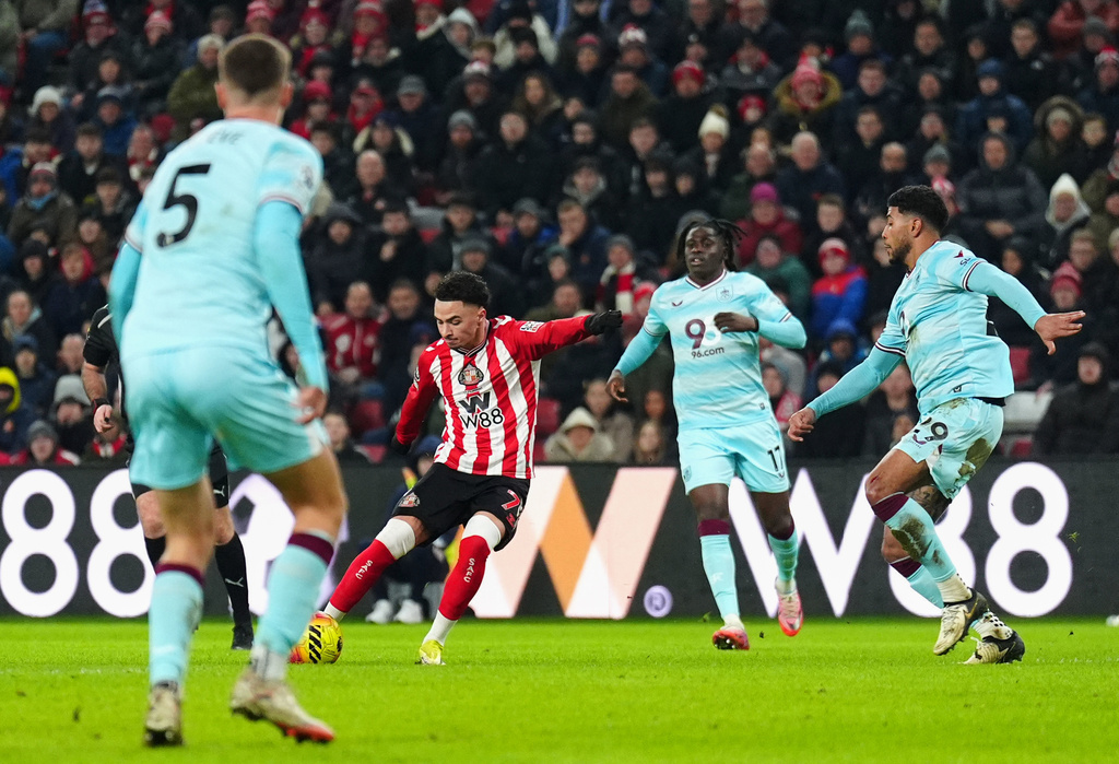 泰比金球助新特蘭派3蛋。美聯社 泰比金球助新特蘭派3蛋。美聯社