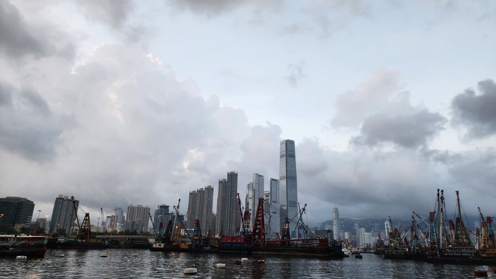本港地區今日部分時間有陽光,有幾陣驟雨。黎志偉攝 本港地區今日部分時間有陽光,有幾陣驟雨。黎志偉攝