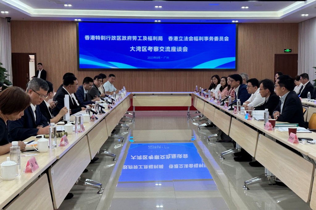 孙玉菡（右三）下午在广州期间与广东省民政厅就深化跨境安老实践举行交流座谈会。政府新闻处图片